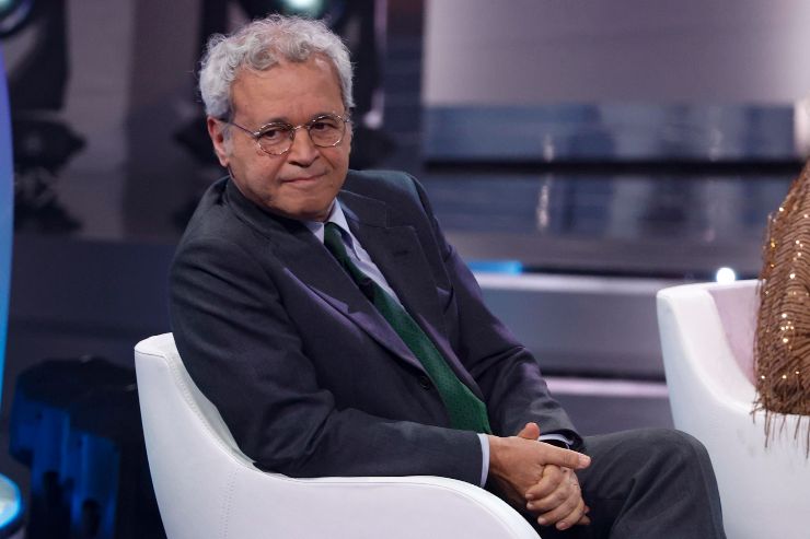 Enrico Mentana negli studi televisivi di La tv fa 70