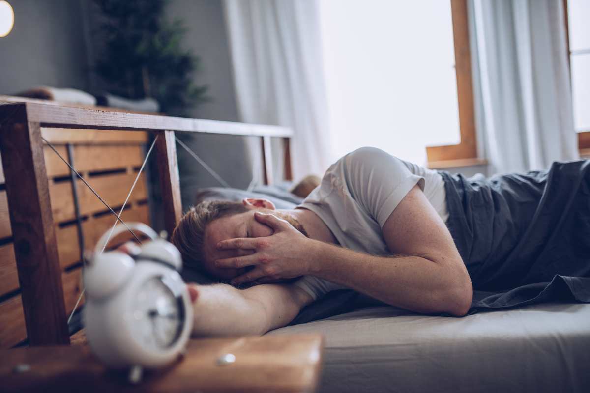 Ragazzo che dorme infastidito dalla luce del sole