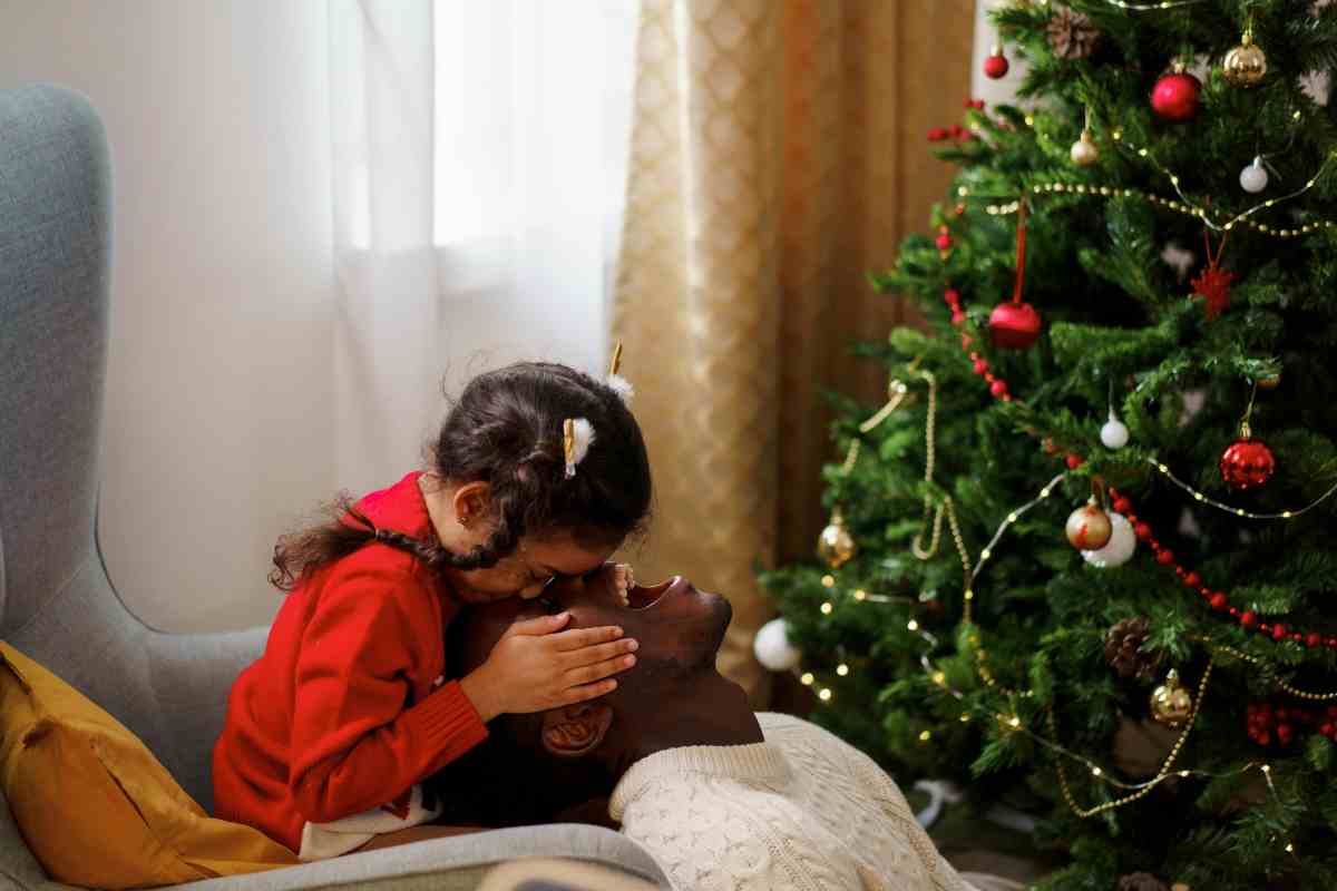 Padre e figlia vicini all'albero di Natale