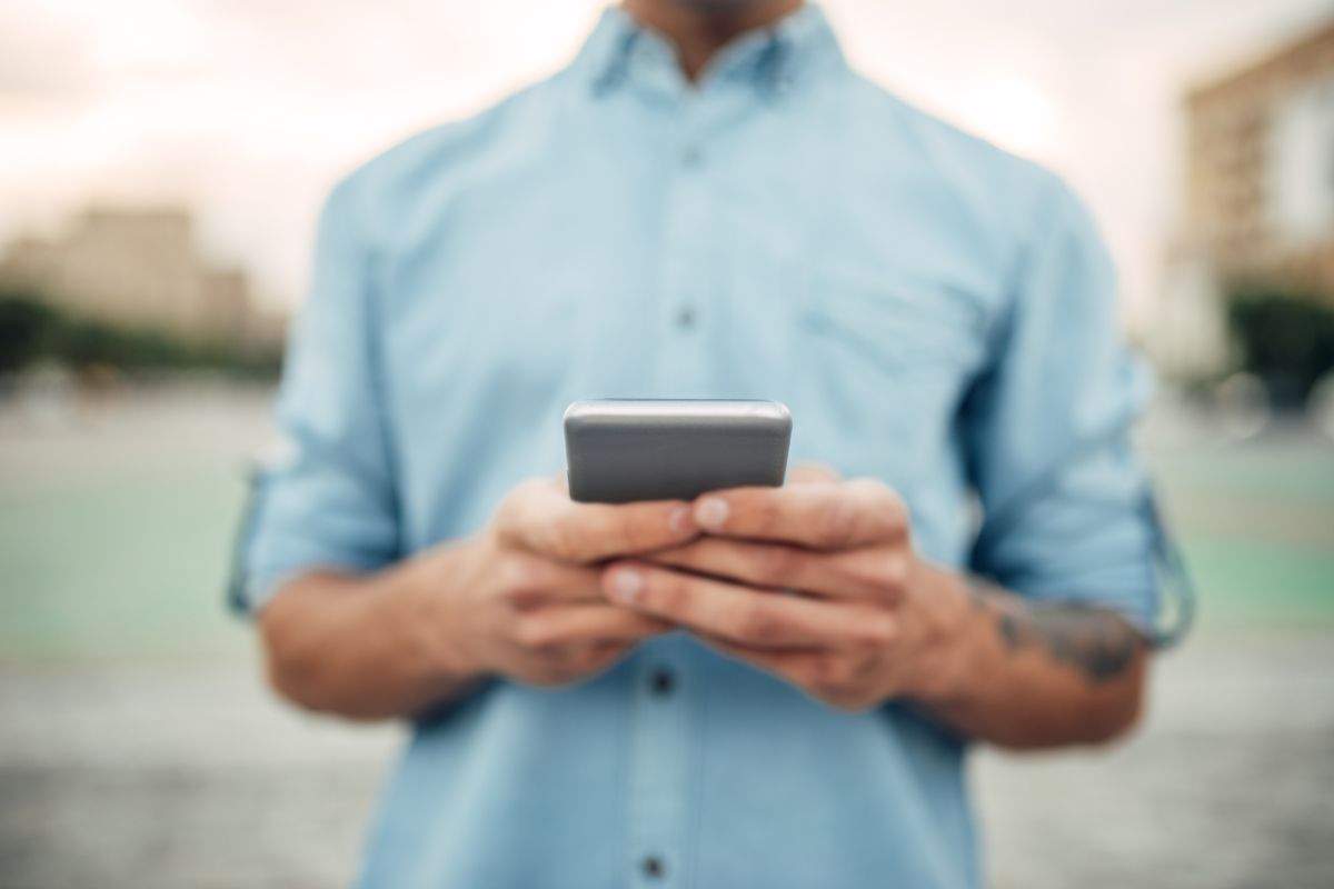 guardare il telefono